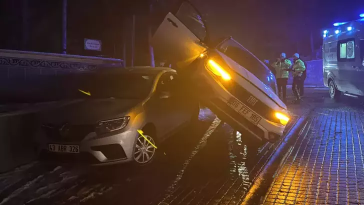 Kayan Otomobil Park Halindeki Aracın Üzerine Çıktı: 2 Yaralı