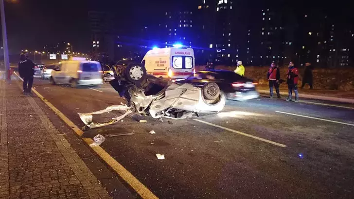 KAYSERİ’DE TAKLA ATAN OTOMOBİL TAKSİYLE ÇARPIŞTI: 3 YARALI