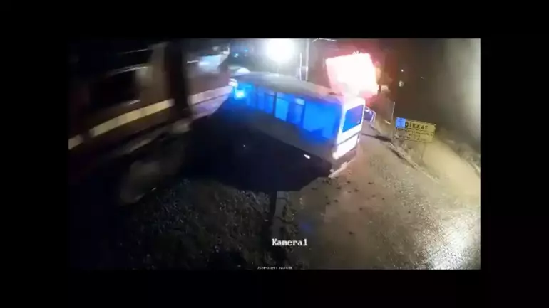 Kırıkkale’de Tren Hemzemin Geçitte Minibüse Çarptı: Kaza Anı Kamerada