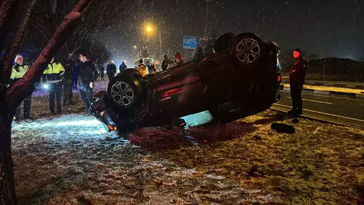 Kütahya’da aynı kavşakta yarım saat arayla meydana gelen iki kazada 3 kişi yaralandı