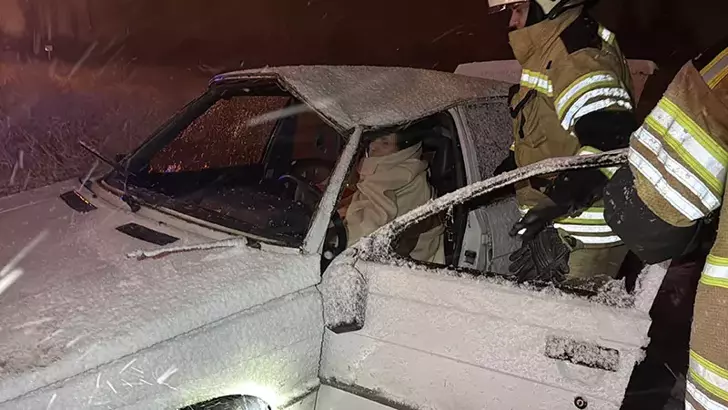 Kütahya’da kontrolden çıkan otomobil tarlaya savruldu: Sürücü yaralandı