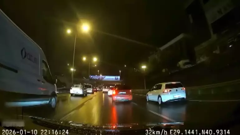 Maltepe’de Otomobilin Motosiklete Çarptığı Anlar Kamerada