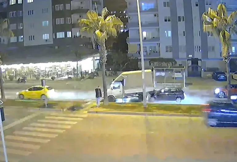 Mersin’de 3 otomobil ve 1 kamyonetin karıştığı zincirleme kaza kameraya yansıdı