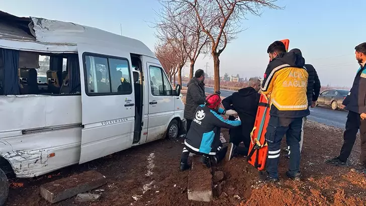 Minibüs Refüjdeki Ağaca Çarptı: 7 Yaralı