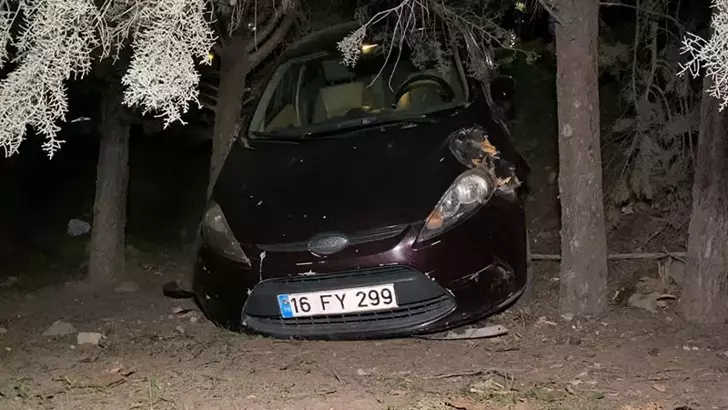Motosikletle Çarpışan Otomobil AVM Bahçesine Savruldu: 2 Yaralı