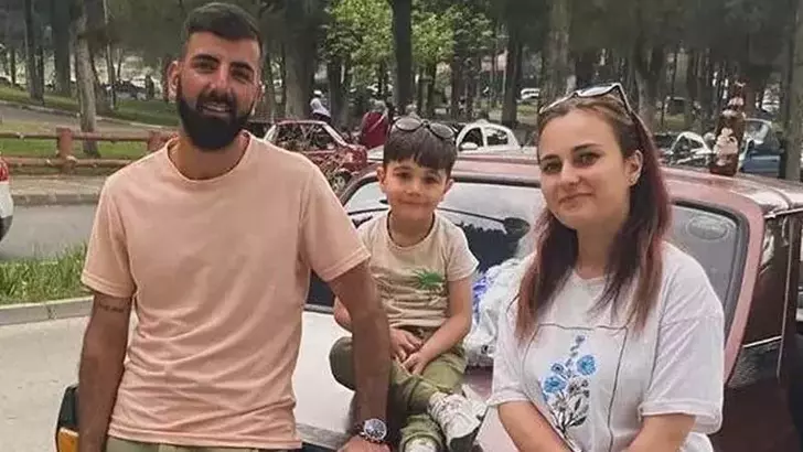 Otomobil Elektrik Direğine Çarptı: Baba ve Oğlu Hayatını Kaybetti, Anne Ağır Yaralı