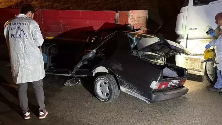 Otomobil Park Halindeki TIR’a Çarptı: 1’i Ağır 2 Yaralı