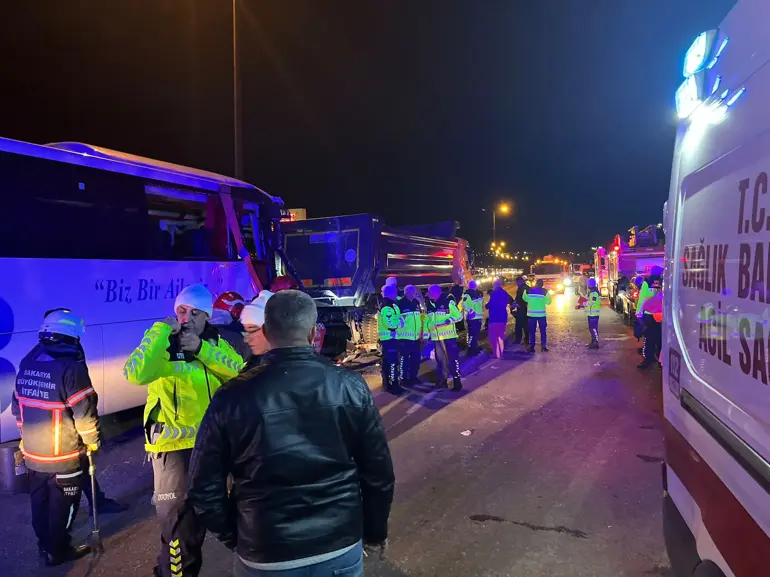 Sakarya’da yolcu otobüsünün de karıştığı zincirleme kazada 1 kişi hayatını kaybetti, 27 kişi yaralandı