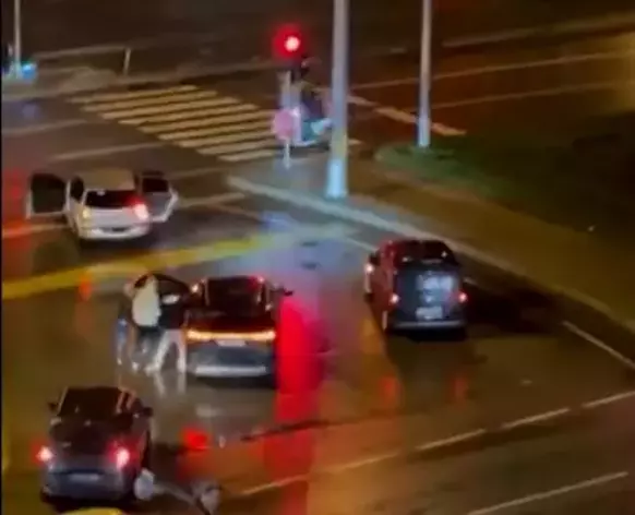 SAMSUN’DA KAZA SONRASI SÜRÜCÜYÜ DARBEDEN 3 KİŞİ GÖZALTINA ALINDI