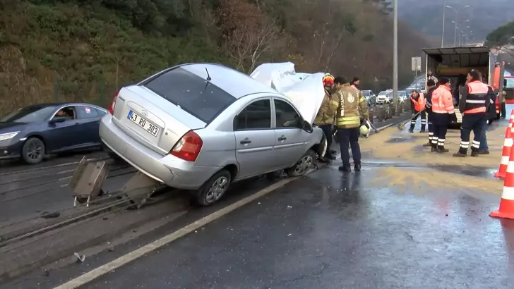 Sarıyer’de otomobil refüje çıkarak aydınlatma direğini devirdi