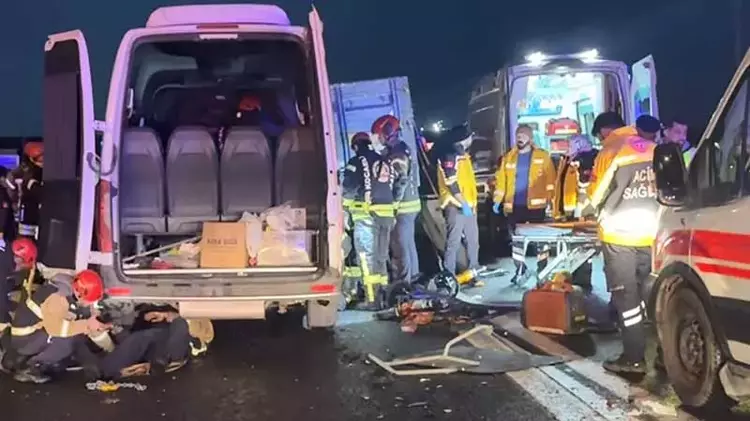 Servis minibüsü sac yüklü kamyona çarptı: 7 yaralı