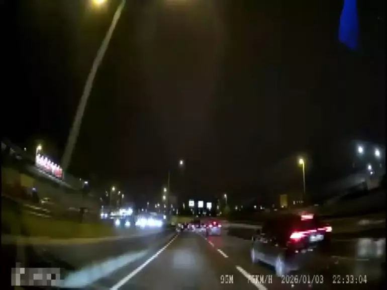 Şile Otoyolu’nda makas atan minibüs otomobile çarptı: O anlar kamerada