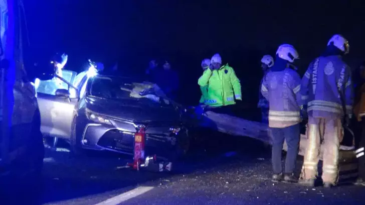 Silivri’de otomobil bariyerlere saplandı: 1 ölü, 2 yaralı