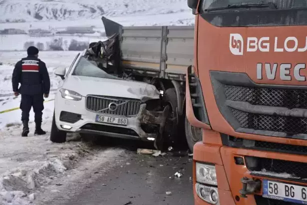 Sivas’ta buzlanma nedeniyle zincirleme kaza: 1 ölü, 2 yaralı