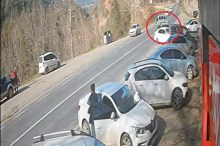 Tarsus’ta Hafif Ticari Araç Şarampole Devrildi: Kaza Kamerada