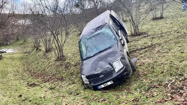 Tekkeköy’de hafif ticari araç fındık bahçesine yuvarlandı: 1 ölü, 2 yaralı