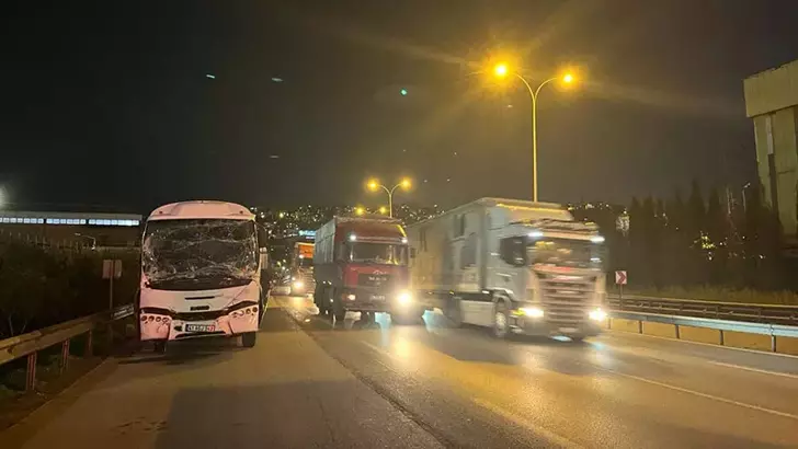 TEM Otoyolu’nun Kocaeli geçişinde servis minibüsü TIR’a çarptı: 6 yaralı