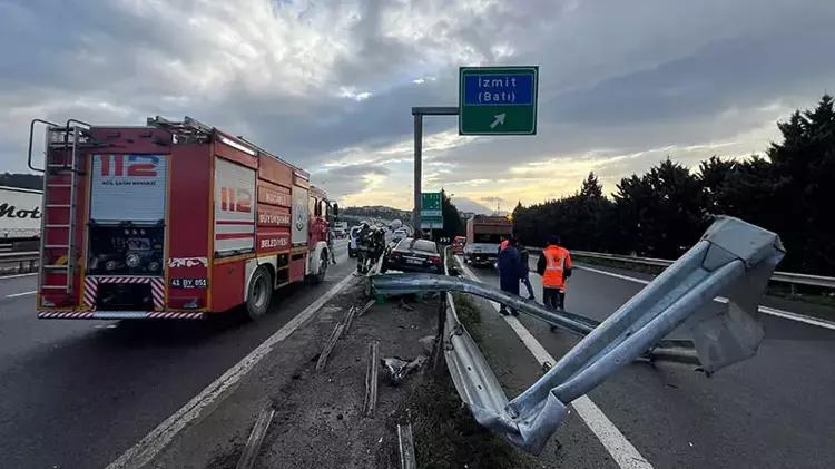 TEM’de Bariyere Çarpan Otomobilin Sürücüsü Yaralandı