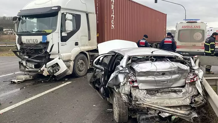 TIR, Kırmızı Işıkta Bekleyen Otomobile Çarptı: 3 Yaralı