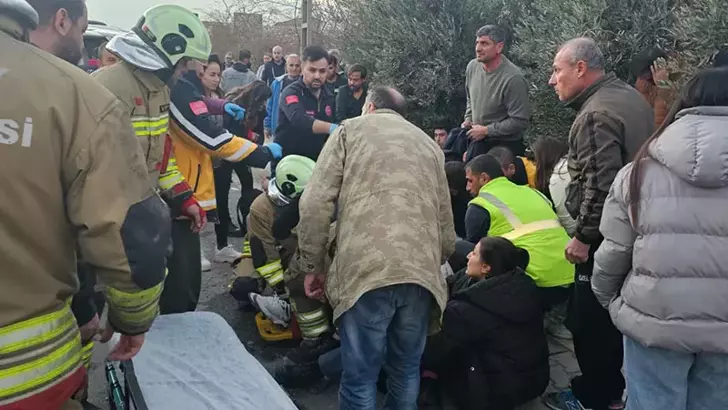 TIR’la Çarpışan Minibüs Devrildi: 14 Yaralı