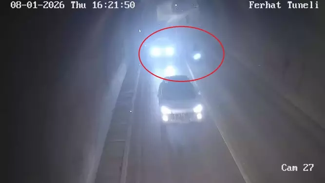 Tünelde sollama yaparken devrilen motosiklet kazası kameraya yansıdı