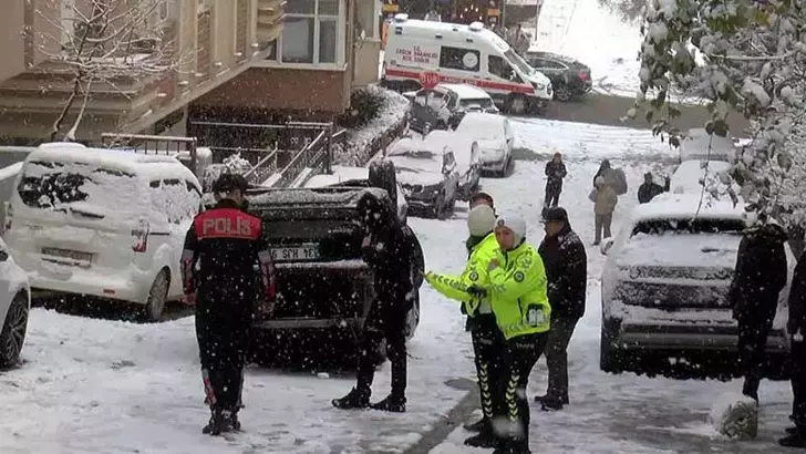 Ümraniye’de Buzlanan Yolda Kayan Otomobil Takla Attı