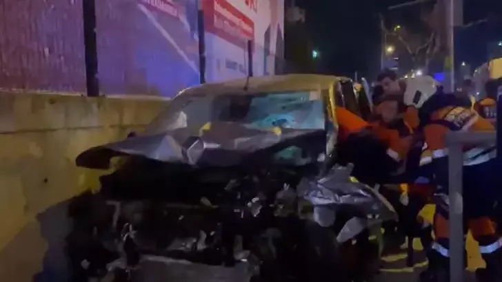 Ümraniye’de Hafif Ticari Araç ile Otomobil Kafa Kafaya Çarpıştı: 3 Yaralı