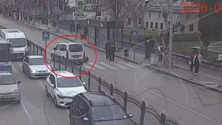 Yaya Geçidinden Geçerken Hafif Ticari Araç Çarptı: Kaza Kamerada