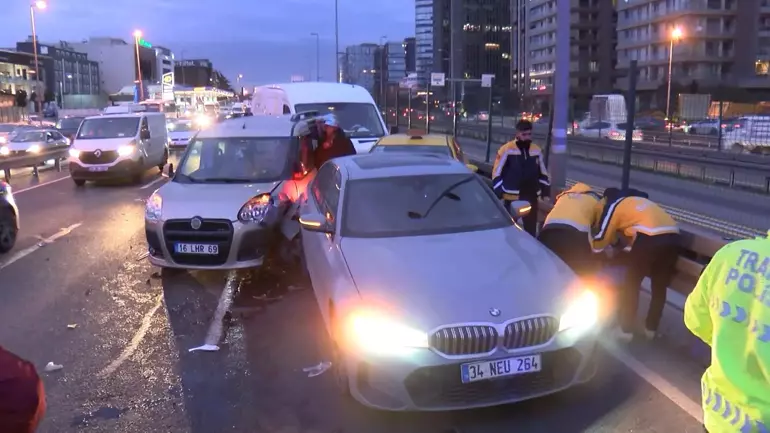 Yenibosna D-100 Karayolu’nda 6 aracın karıştığı zincirleme kazada 2 kişi yaralandı