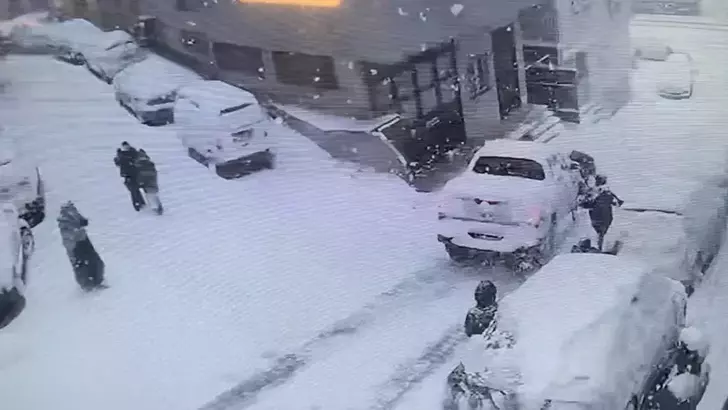 Yokuştan Kayan Kamyonet Kar Topu Oynayan Çocuklara Çarptı; Sürücü Tutuklandı