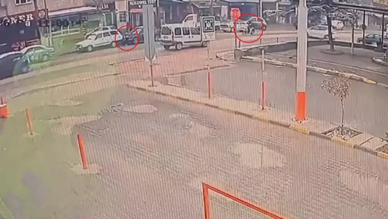 Yola fırlayan çocuğa çarpmamak için ani manevra yaptı, motosikletten düşerek yaralandı
