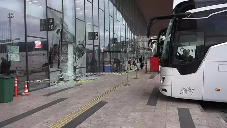 Yolcu Otobüsü Perondaki Yolcuya Çarpıp Terminal Binasına Girdi