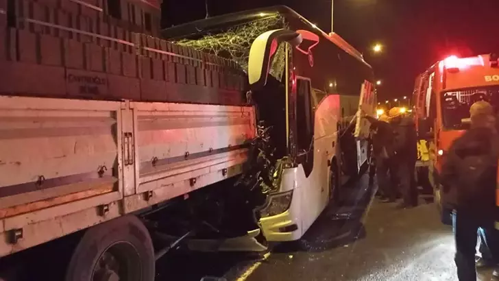 Yolcu Otobüsü TIR’a Çarptı: Muavin Hayatını Kaybetti, 3 Yaralı