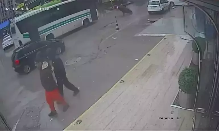 Adana’da motosiklet devrildi: Sürücü otobüsün altında kalmaktan kıl payı kurtuldu