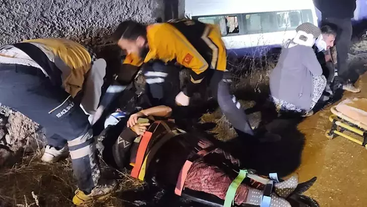 Aksaray’da Tarım İşçilerini Taşıyan Minibüs Duvara Çarptı: 2’si Ağır 14 Yaralı