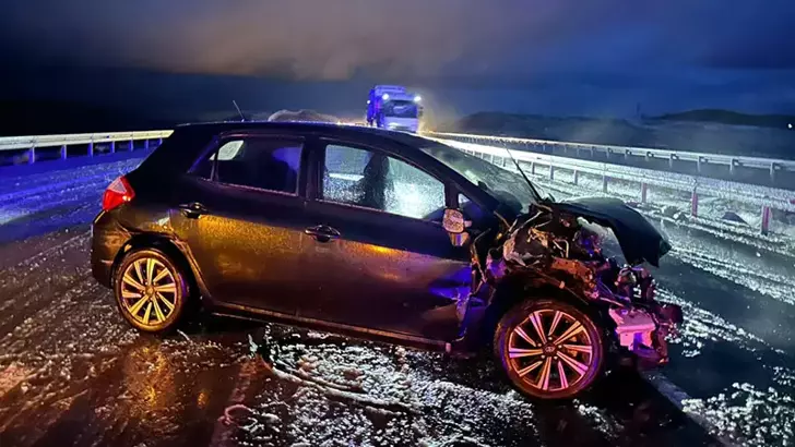 Aksaray’da Yağış Nedeniyle 2 Otomobil Çarpıştı: 1’i Çocuk 5 Yaralı