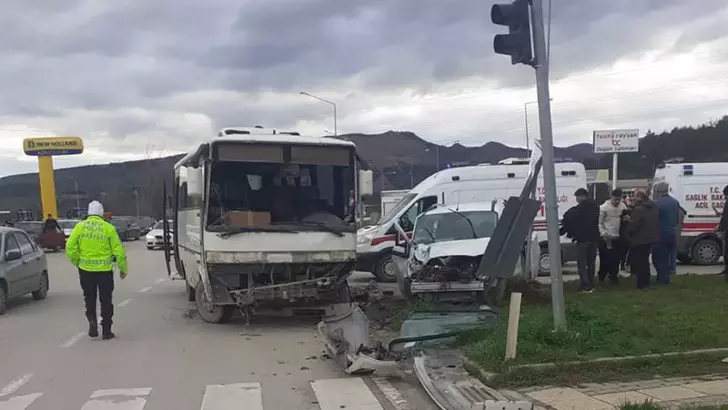 Amasya’da hafif ticari araç ile midibüs çarpıştı: 6 kişi yaralandı