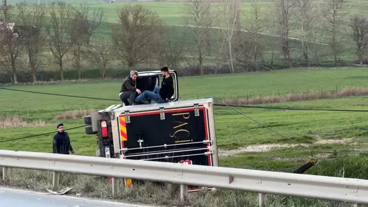 Arnavutköy’de Kamyonet Tarlaya Uçtu: 2 Kişi Hafif Yaralandı