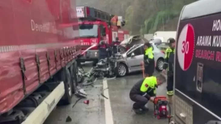 Artvin’de otomobil park halindeki TIR’a çarptı: 2 ölü, 1 yaralı