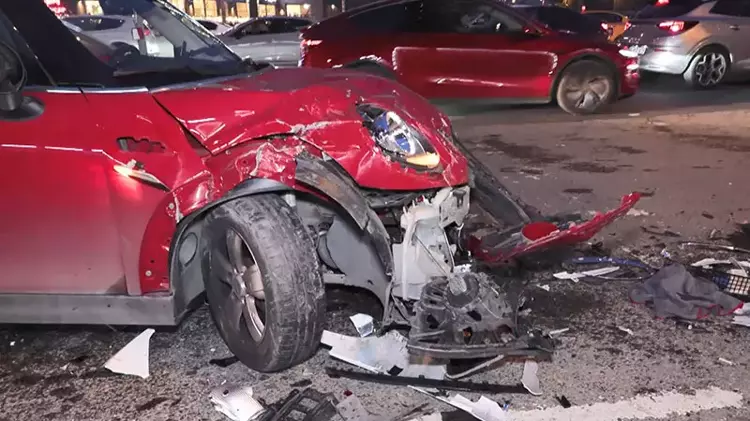 Ataşehir’de Sürücünün Fenalaştığı Otomobil Zincirleme Kazaya Neden Oldu