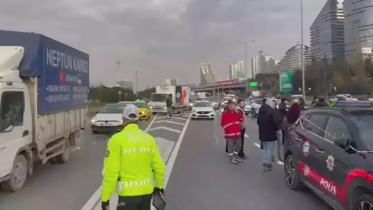 Bağcılar’da kamyonet şoförüne otomobil çarptı: 1 kişi hayatını kaybetti