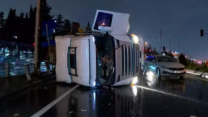 Bakırköy’de Devrilen Hafriyat Kamyonuna Yardım Eden Sürücüye Otomobil Çarptı: 2 Yaralı