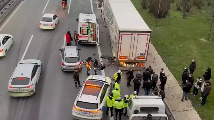 Başakşehir TEM Otoyolu’nda TIR’a çarpan motosikletin sürücüsü hayatını kaybetti