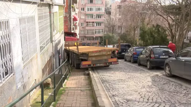 Beşiktaş’ta Yokuştan Kayan TIR Binaya Çarptı