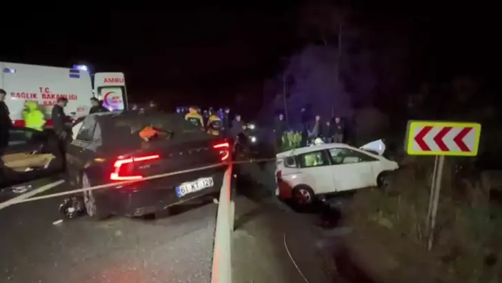 Beykoz’da kafa kafaya çarpışma: 1 kişi hayatını kaybetti, 5 yaralı