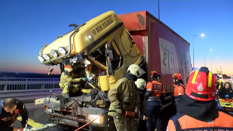 Beykoz’da Otoyolda Kamyon TIR’a Çarptı: Sıkışan Sürücüyü İtfaiye Kurtardı
