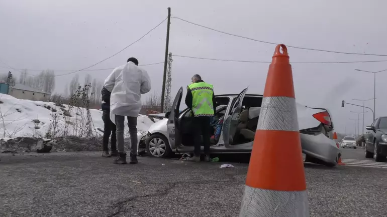 Bingöl’de iki otomobil çarpıştı: baba ve oğlu hayatını kaybetti, 4 yaralı