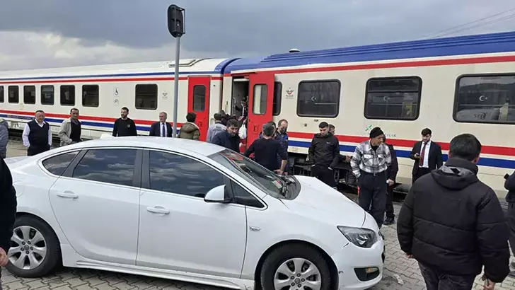 Bingöl’de Yolcu Treni Otomobile Çarptı: 3 Yaralı