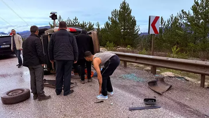 Bolu’da otomobil ile hafif ticari araç çarpıştı: 2 yaralı