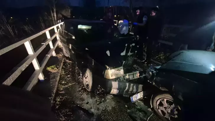 Bursa İnegöl’de Kafa Kafaya Çarpışma: 3 Kişi Yaralandı